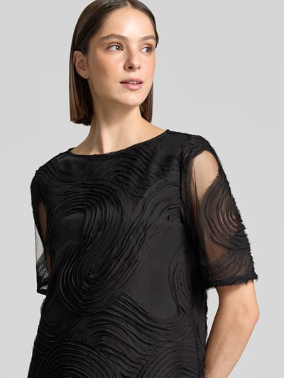 Vrouwenmodel draagt Relaxed Fit vrijetijdsjurk met structuurpatroon van s.Oliver BLACK LABEL in zwart, textuurdetails, nahaufnahme bovenlichaam.