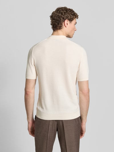 Männermodel trägt Slim Fit Poloshirt mit Viskose-Anteil von Roy Robson in Strick-Optik, Strukturmuster, elastische Abschlüsse, Ganzkörperansicht Rückansicht.