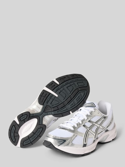Produktfoto, Sneaker mit Kontrastbesatz von ASICS in Weiß mit silbernen Details, abgerundete Passform, Schnürverschluss, profilierte Sohle