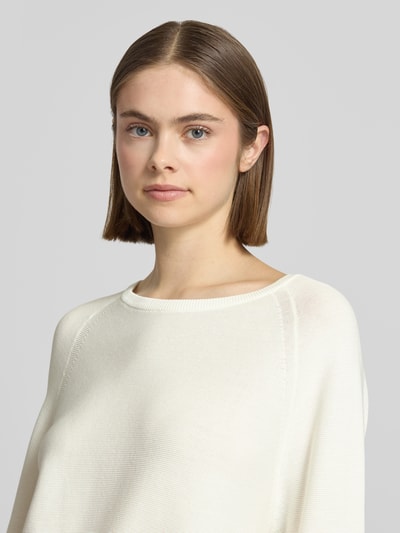Vrouwenmodel draagt Relaxed Fit Pullover aus reiner Baumwolle van Marc O'Polo Denim in effen kleuren, ribtricot, ronde hals, korte raglanmouwen, geribde rompzoom, puur katoen. Nahaufnahme bovenlichaam.