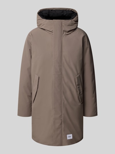 Produktfoto, Jacke mit Label-Patch und Kapuze von khujo in Beige mit geradem Schnitt, seitlichen Pattentaschen, glatter Textur
