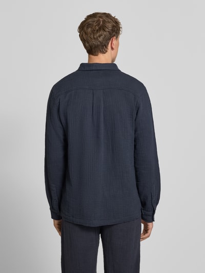 Männermodel trägt Regular Fit Freizeithemd mit Kentkragen von Lindbergh aus Reine Baumwolle in dunklem Blau, texturierte Oberfläche, Langärmelig, durchgehende Knopfleiste, Rückenlänge 73 cm, Schulterbreite 47 cm, Ärmellänge 67 cm, Ganzkörperansicht Rückansicht.