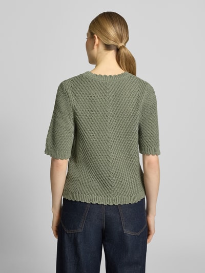Frauenmodel trägt Strickshirt mit 1/2-Arm Modell 'Carla' von mbyM aus Material-Mix, Grobstrick, grün, Gerader-Schnitt, Rückenansicht.