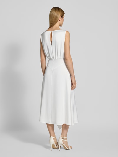 Vrouwenmodel draagt Brautkleid mit Wasserfall-Ausschnitt van SWING, dames midi-jurk in vloeiende stof, getailleerd model, ruglengte maat 36 122 cm, borstwijdte 34 cm, geheel wit, glad oppervlak, geheel lichaamsaanzicht achteraan.