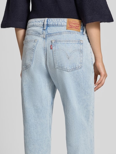 Frauenmodel trägt Loose Fit Jeans aus reiner Baumwolle von Levi’s®, hellblau, kräftige Nähte, Used-Optik, Ganzkörperansicht Rückansicht. Damen Wide & Loose Fit Jeans von Levi’s®.