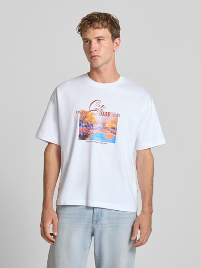 Männermodel trägt T-Shirt mit Motiv-Print Modell 'SANREMO' von JACK & JONES, weiß, reine Baumwolle, Regular Fit, Rundhalsausschnitt, Ganzkörperansicht von vorne.