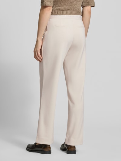 Frauenmodel trägt Wide Fit Stoffhose mit Viskose-Anteil Modell 'Lurex' von monari in Beige, Teilansicht Rückansicht, Elastischer-Material-Mix, Gesäßtaschen, Eingrifftaschen, Bundweite 37 cm, Innenbeinlänge 78 cm.