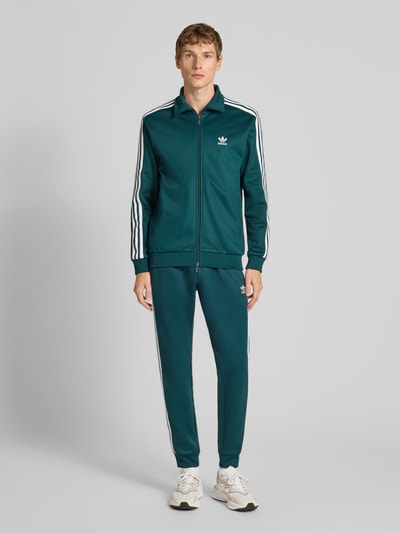 adidas Originals Spodnie dresowe o kroju slim fit z wyhaftowanym logo Ciemnozielony 1