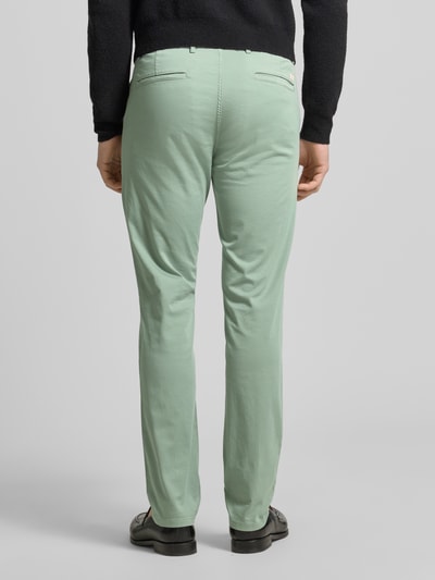 Männermodel trägt Slim Fit Chino aus Baumwoll-Mix Modell 'Chino Slim' von BOSS Orange, Optik: Unifarben, Materialverarbeitung: Twill, Passform: Slim Fit, Applikation: Label-Patch, mit Gürtelschlaufen, Knopf und verdecktem Reißverschluss, seitliche Eingrifftaschen, Gesäßtaschen, Material: Baumwoll-Mix, Ganzkörperansicht Rückansicht.