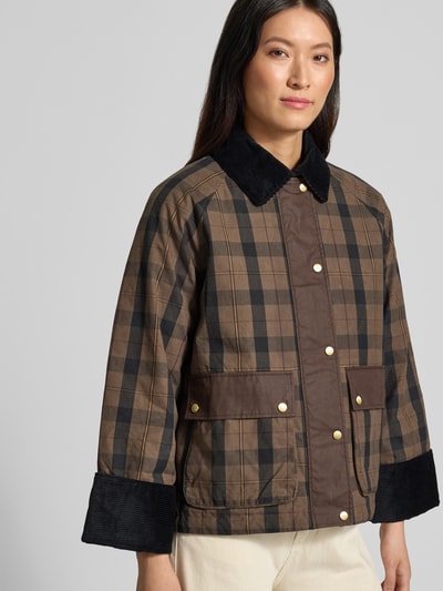 Frauenmodel trägt Regular Fit Hemdjacke mit Allover-Muster von GANT in Braun- und Schwarztönen, große Taschen, Ganzkörperansicht von vorne, Damen Parka.