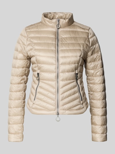 Produktfoto, Steppjacke mit Stehkragen von Gil Bret in Beige, körpernahe Passform, Zweiwege-Reißverschluss, Reißverschlusstaschen, strukturierte Oberfläche