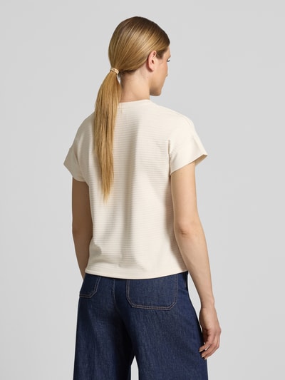 Vrouwenmodel draagt Regular fit T-shirt uit viscosemix model 'Solke' van OPUS, structuurpatroon, crèmekleurig, detail van tunnelkoordzoom, rugaanzicht, context: dames T-shirt, elastische viscosemix, ruglengte maat 36: 55 cm.