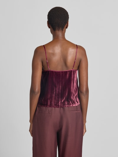 Frauenmodel trägt Blusentop mit verstellbaren Spaghettiträgern von Jake*s Casual in dunklem Bordeauxrot, sanft schimmernde Textur, Ganzkörperansicht Rückansicht.