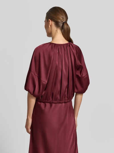 Frauenmodel trägt Cropped Jacke aus Satin mit Reißverschluss von V by Vera Mont in Bordeaux, glänzende Satin-Haptik, Rückenansicht, Rückenlänge 45 cm bei Größe 36, Rundhalsausschnitt.
