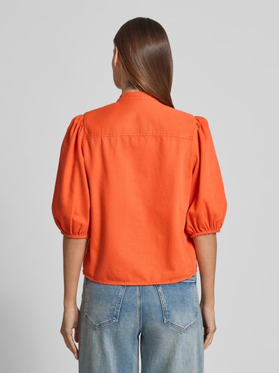 Frauenmodel trägt Regular Fit Bluse mit Ballonärmeln von Jake*s Casual, aus orangefarbener Baumwolle, Stehkragen, Rückansicht, Ganzkörperansicht.