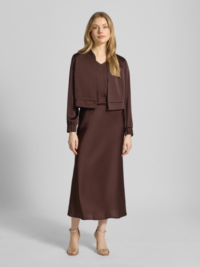Vrouwenmodel draagt Blusenshirt aus Satin mit V-Ausschnitt van V by Vera Mont, satijn, regular fit, V-hals, kapmouw, ruglengte 61 cm, bruin, glad oppervlak, Ganzkörperansicht van voren.