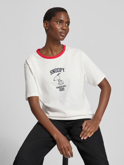 Frauenmodel trägt Damen T-Shirt mit Motiv-Print und Rundhalsausschnitt von Jake*s Casual in Weiß, Reine Baumwolle, Regular-Fit, Nahaufnahme Oberkörper.