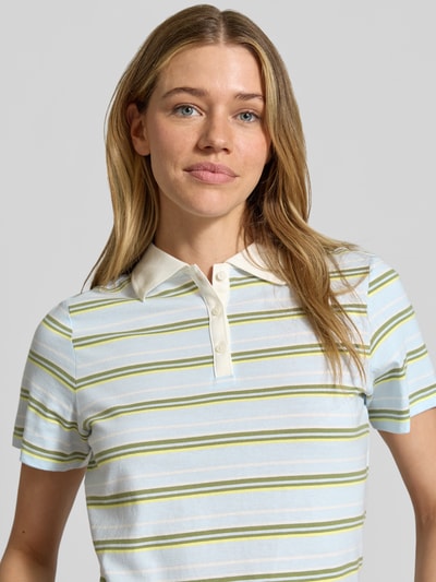 Frauenmodel trägt Regular Fit Poloshirt aus reiner Baumwolle von s.Oliver RED LABEL, gestreift, mehrfarbig, Polokragen, Nahaufnahme Oberkörper