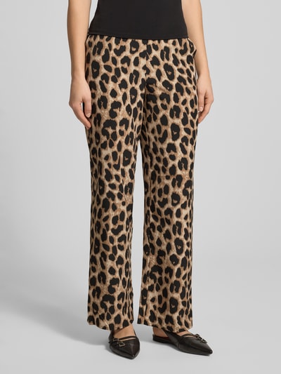 Frauenmodel trägt Weite Hose mit Animal Print Modell 'GURLA' von Pieces, Optik:Allover-Muster, Passform: Wide Leg, elastischer Bund, seitliche Eingrifftaschen, Ganzkörperansicht von vorne.