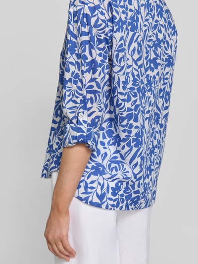 Frauenmodel trägt Bluse mit Umlegekragen und Knopfleiste von Betty Barclay, blau-weißes florales Muster, reine Baumwolle, Straight Fit, Ganzkörperansicht Rückansicht.