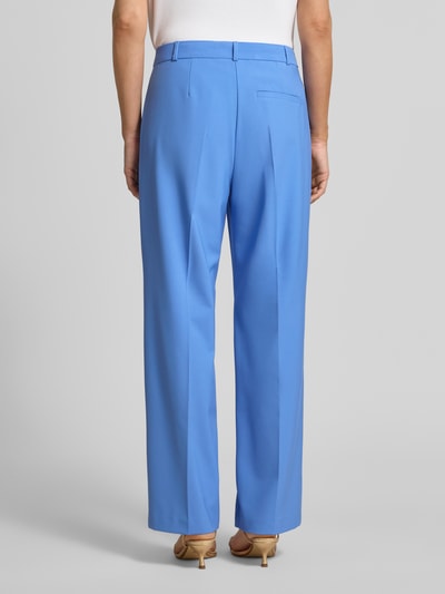 Frauenmodel trägt Cropped Hose aus Viskose-Mix mit Bügelfalten von Comma, in Blau mit Gesäßtasche, Ganzkörperansicht Rückansicht. Bundweite 39 cm, Innenbeinlänge 77 cm, Stretch-Anteil.