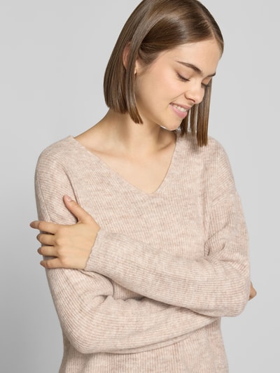 Frauenmodel trägt Regular Fit Pullover mit V-Ausschnitt Modell 'CAMILLA' von ONLY in Beige mit feiner Rippenstruktur, Nahaufnahme Oberkörper, Damen Pullover von ONLY.