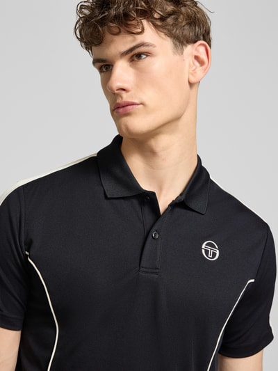 Męski model nosi Regular Fit Poloshirt mit Logo-Stitching Modell 'EGEO' od SERGIO TACCHINI, czarny kolor, krótki rękaw, kołnierzyk polo, zbliżenie na górną część ciała