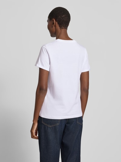 Frauenmodel trägt Regular Fit T-Shirt aus reiner Baumwolle von Tom Tailor in Weiß, kurzarm, Rundhals, Jersey-Optik, Ganzkörperansicht Rückansicht.