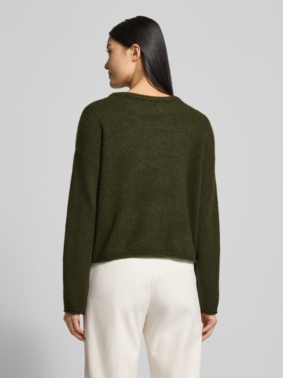 Frauenmodel trägt Strickpullover aus Woll-Mix Modell 'Kellsey' von MSCH Copenhagen in Olivgrün, lockere Passform, Ganzkörperansicht Rückansicht.