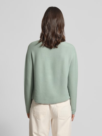Frauenmodel trägt Strickpullover mit Rundhalsausschnitt von Comma aus Baumwoll-Mix, Regular-Fit, sanft grün, Rollsaum, Ganzkörperansicht Rückansicht.