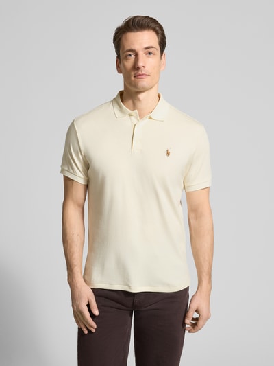 Männermodel trägt Regular Fit Poloshirt aus reiner Baumwolle von Polo Ralph Lauren, unifarben, Logo-Stitching, Nahaufnahme Oberkörper.