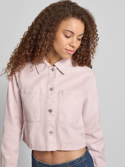 Frauenmodel trägt Boxy Fit Jeansjacke aus reiner Baumwolle Modell 'NAOMI' von Only in Unifarben, Denim-Struktur, Nahaufnahme Oberkörper.