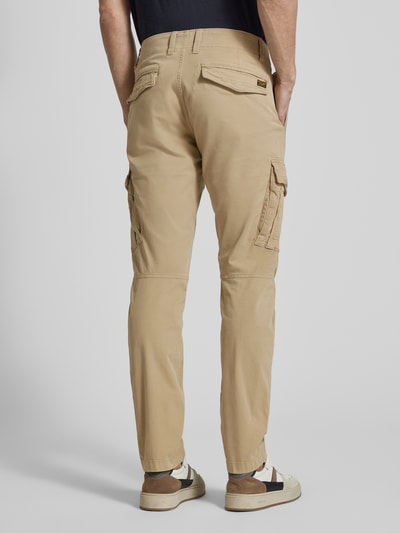 Männermodel trägt PME Legend Cargohose mit Label-Stitching aus Material-Mix mit Stretch-Anteil, Cargotaschen, Slim-Fit, Gesäßtaschen, Beige, Ganzkörperansicht Rückansicht.