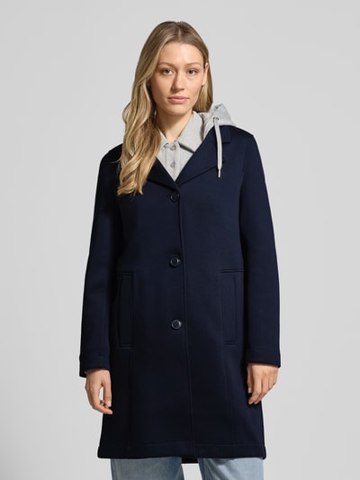 Frauenmodel trägt Regular Fit Kurzmantel mit Kapuze von s.Oliver RED LABEL, Optik: Unifarben, Passform: Regular-Fit, Reverskragen, abnehmbare Kapuze mit Tunnelzug, Verschluss: Knopfleiste, Ärmelform: Langarm, seitliche Leistentaschen, Materialverarbeitung: Scuba, Ganzkörperansicht von vorne.