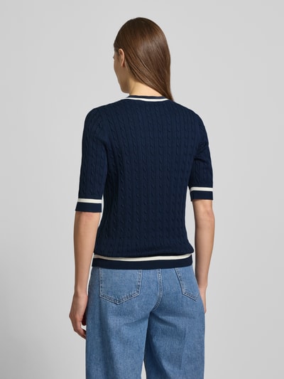 Vrouwenmodel draagt 'Strickpullover mit gerippten Abschlüssen' van Christian Berg Woman, donkerblauw, katoenmix, Regular Fit, halve mouw, geribde boorden, ruglengte 58 cm, opname van achteren.