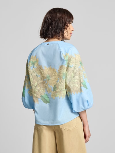 Vrouwenmodel draagt Regular Fit blouse met V-hals en 3/4-mouw van Rich & Royal, puur katoen, all-over look, ruglengte maat 36: 60 cm, mouwlengte maat 36: 40 cm, ganzkörperansicht rückansicht.