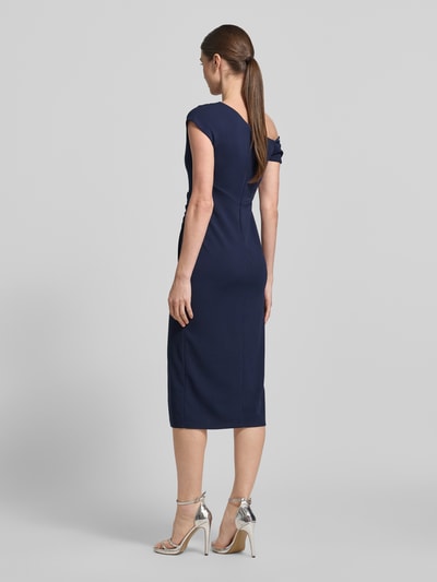Vrouwenmodel draagt Slim Fit jurk in asymmetrisch design van Lipsy in donkerblauw, elastische materiaalmix met plooien, one-shoulder design en loopsplit, ruglengte bij maat 36: 113 cm, borstwijdte bij maat 36: 34 cm, geheellichaamsaanzicht achterkant.
