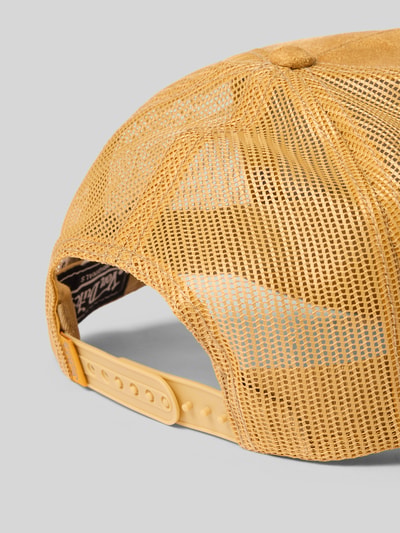 Produktfoto, czapka z daszkiem Trucker Cap mit Label-Patch Modell 'CASQUETTE' von Von Dutch z siateczkowym tyłem, regulowany pasek, nadruk z napisem, żółte odcienie, faktura siateczki