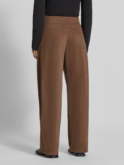 Vrouwenmodel draagt bruine Wide & Loose Fit Jeans uit zuivere katoen Model 'ORDINE' van Weekend Max Mara, damesjeans, achteraanzicht.