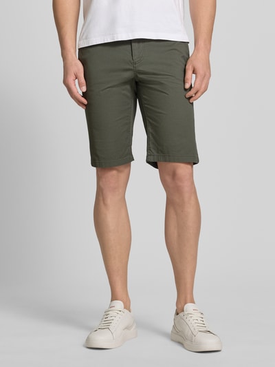 Männermodel trägt Slim Fit Chinoshorts aus Baumwoll-Mix von Tom Tailor in grün mit Optik:Allover-Muster, Twill, Ganzkörperansicht von vorne.