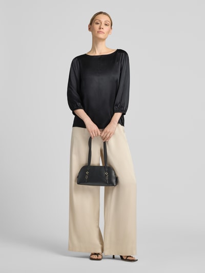 Frauenmodel trägt Blusenshirt aus Seide mit 3/4-Arm von Marc Cain, Regular-Fit, Rundhalsausschnitt, beige Hose, Ganzkörperansicht von vorne. Rückenlänge bei Größe 36: 60 cm, Ärmellänge bei Größe 36: 49 cm.