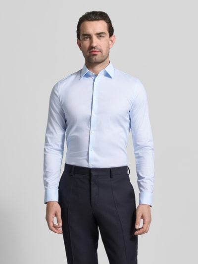 Männermodel trägt Super Slim Fit Business-Hemd mit Kentkragen von OLYMP No. Six aus Baumwoll-Elasthan-Mix in Hellblau, Ganzkörperansicht von vorne. Rückenlänge 80 cm, Schulterbreite 41 cm, Ärmellänge 67 cm, durchgehende Knopfleiste, langärmeliges Design mit Sportmanschetten.