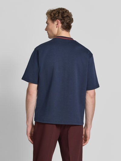 Männermodel trägt T-Shirt mit Rundhalsausschnitt von Jake*s aus Baumwoll-Mix und Kontraststreifen im Regular-Fit, Rückenlänge 72 cm, Ganzkörperansicht Rückansicht.