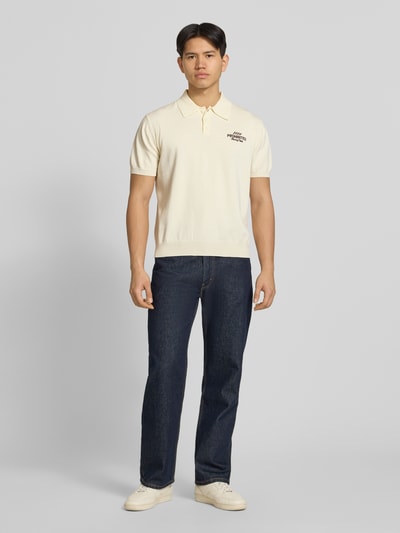 Männermodel trägt Regular Fit Poloshirt mit Label-Stitching Modell 'Speedtrap' von PROHIBITED aus Reine Baumwolle, cremefarben, Knopfleiste, Rückenlänge bei Größe M: 64 cm, Ganzkörperansicht von vorne.