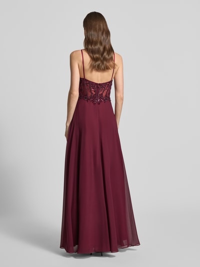 Frauenmodel trägt Abendkleid mit floralem Ziersteinbesatz von Laona in Bordeaux, taillierte Passform, Semitransparente-Optik, Ganzkörperansicht Rückansicht.