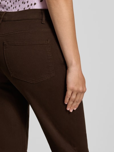 Frauenmodel trägt Wide & Loose Fit Jeans Baumwoll-Mix Modell 'MADISON' von ONLY in Dunkelbraun, glatte Textur, Nahaufnahme Rückansicht, Damen Wide & Loose Fit Jeans von ONLY.