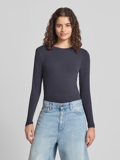 Frauenmodel trägt Regular Fit Langarmshirt aus Baumwoll-Mix Modell 'RILEY' von ONLY in Dunkelblau, glatte Struktur, Ganzkörperansicht von vorne. Damen Langarmshirt von ONLY.