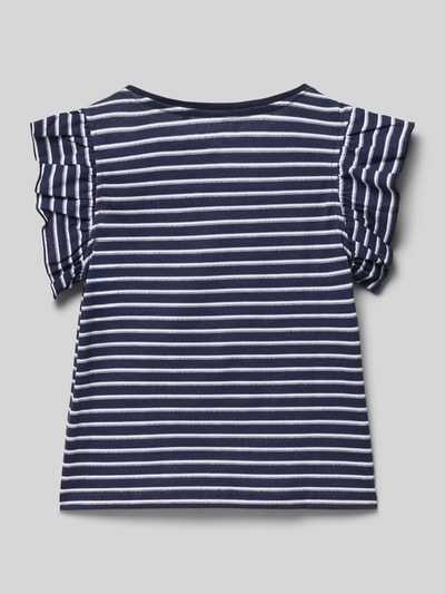 Mädchen trägt Regular Fit T-Shirt mit Rüschenbesatz von Blue Seven aus reiner Baumwolle mit Streifenmuster, Rückenlänge 38 cm, Ganzkörperansicht Rückansicht.
