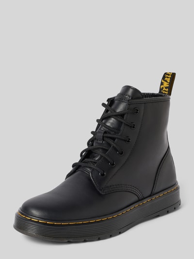 Produktfoto, schwarze Boots aus echtem Leder mit Schnürverschluss, Label-Patch und profilierter Sohle, Brookline Chukka von Dr. Martens, abgerundete Passform, Absatzhöhe 4 cm, Schafthöhe 14 cm, Schaftweite 11 cm, Modell-Kontext Herren-Boots.