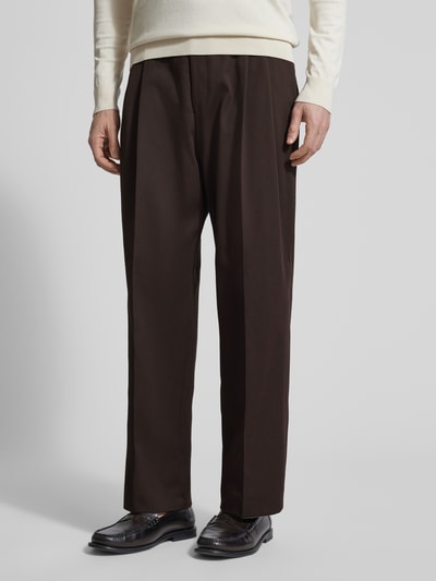 Mannenmodel draagt Relaxed Fit Weite Hose aus Baumwoll-Mix Model 'C-PAT-BB-DPL' van BOSS, effen bruin, twill, met riemlussen, steekzakken, achterzak, schiehaak- en verborgen ritssluiting, logo-applicatie, materiaal katoenmix. Vooraanzicht, close-up onderlichaam.